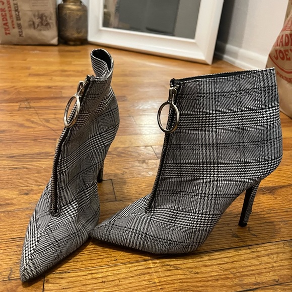 Plaid ankle booties with a ring zipper - Picture 5 of 9